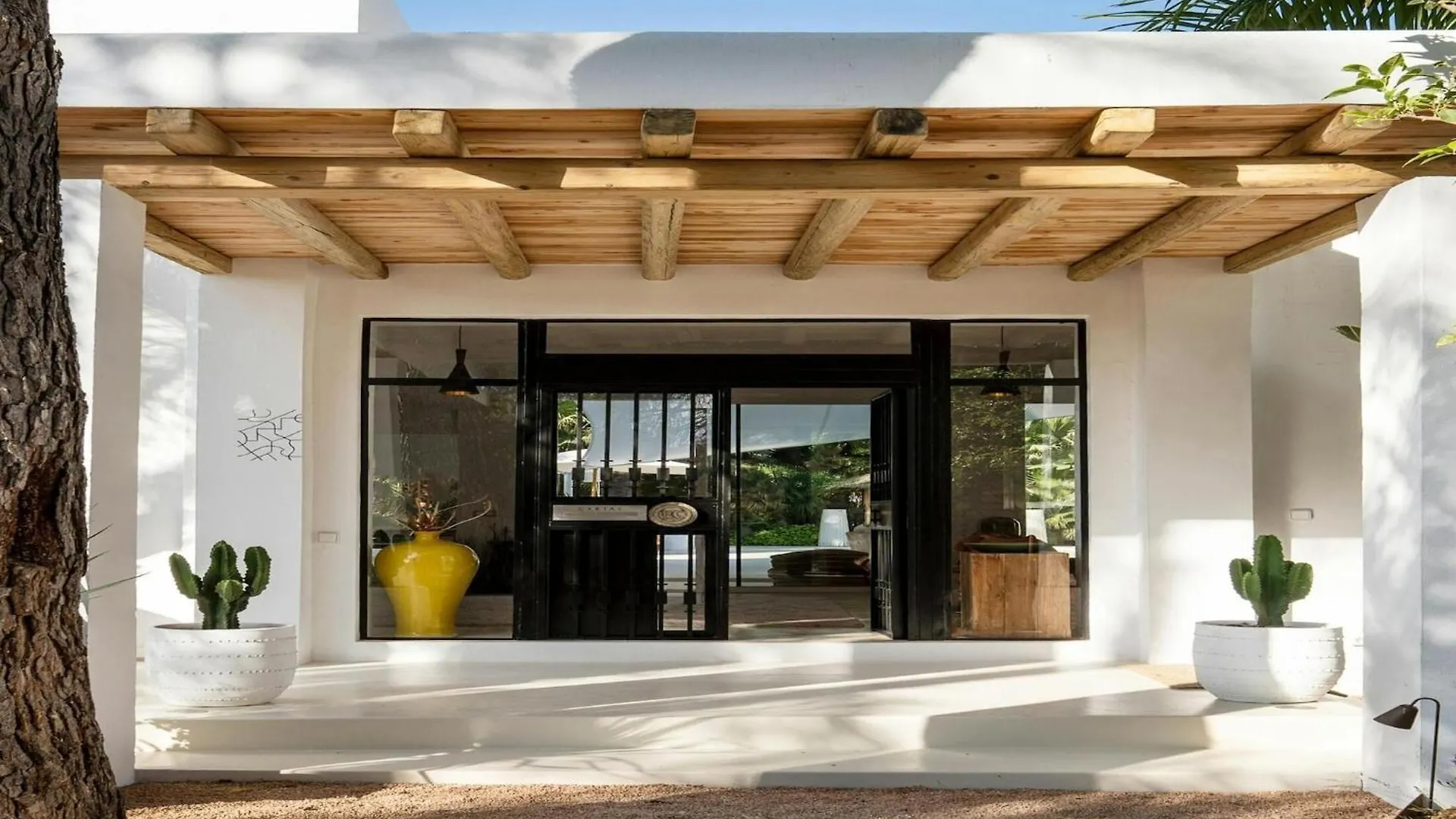 Lavish Villa Near Cala Llonga  卡拉隆加